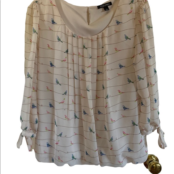 Cream colored Blouse with birds - Picture 3 of 9